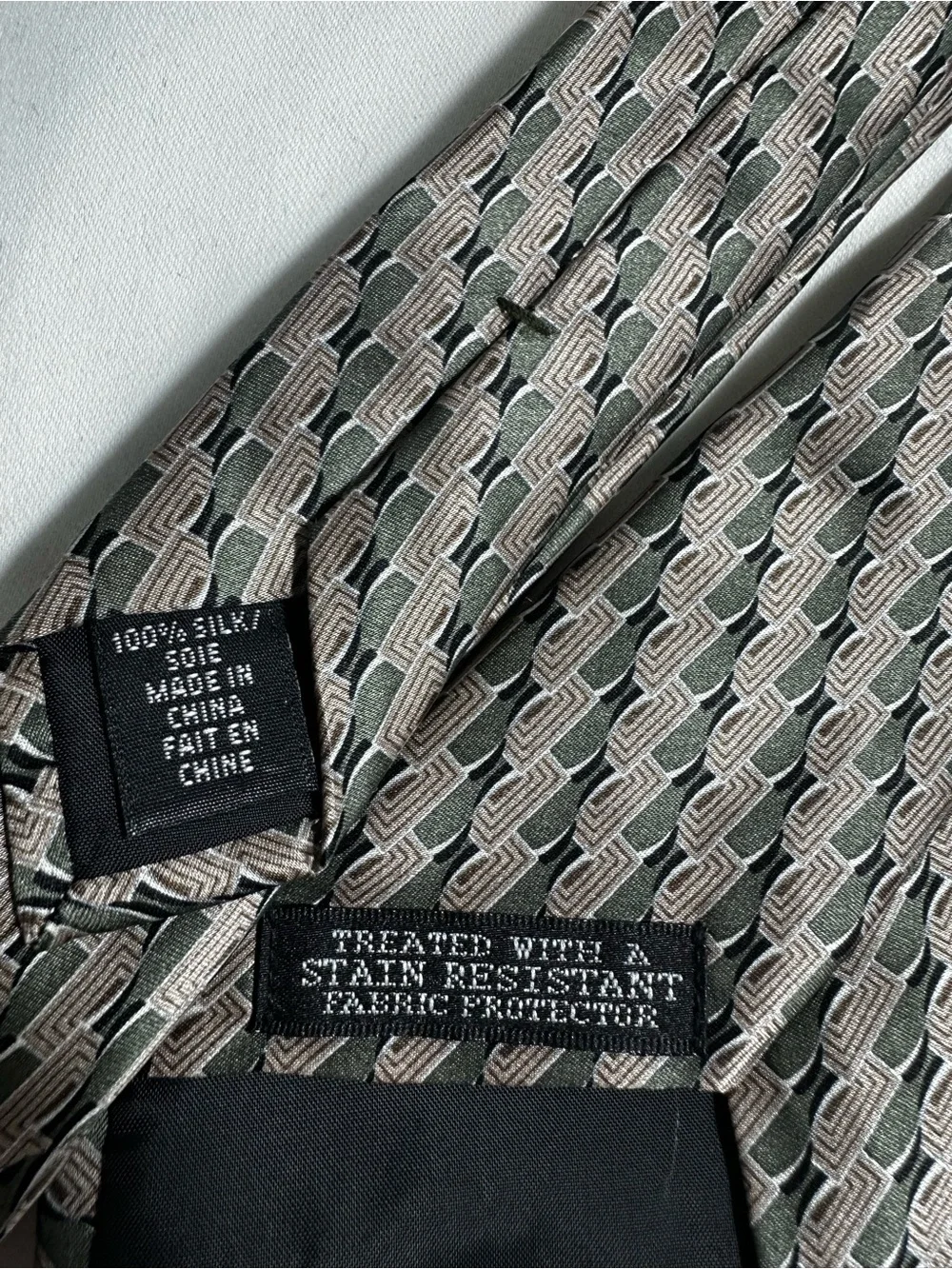 A52. Van Heusen Classic Men's Silk Green and Taule Patterned Tie